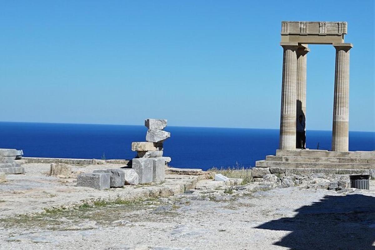 ένα μνημείο στην κορυφή ενός λόφου με φόντο τον ωκεανό