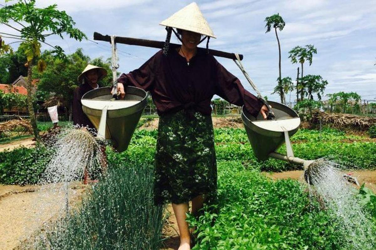 due donne che indossano cappelli in piedi in un campo