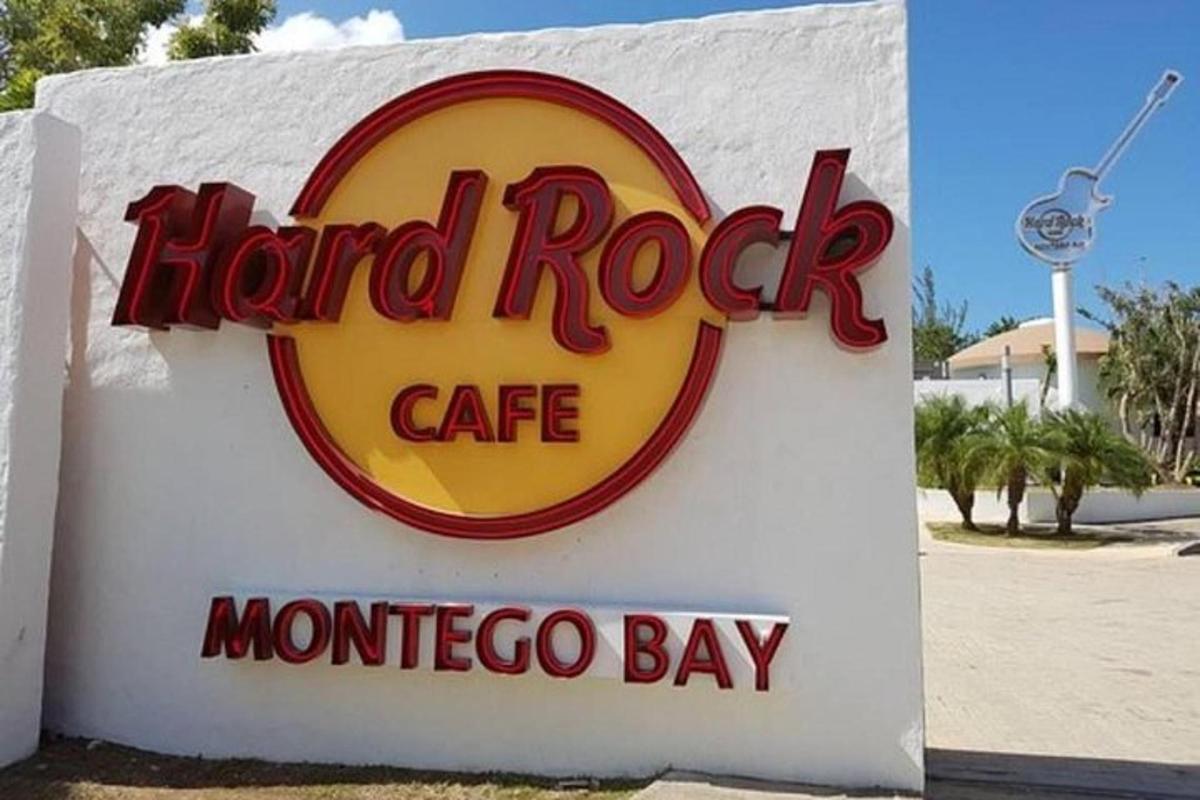 tanda untuk kafe rock hotel morroco bay