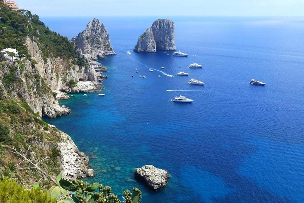 μια ομάδα σκαφών σε ένα μεγάλο υδάτινο σώμα