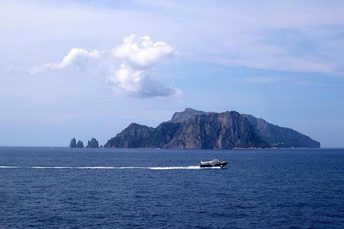 背景に島がある水中のボート
