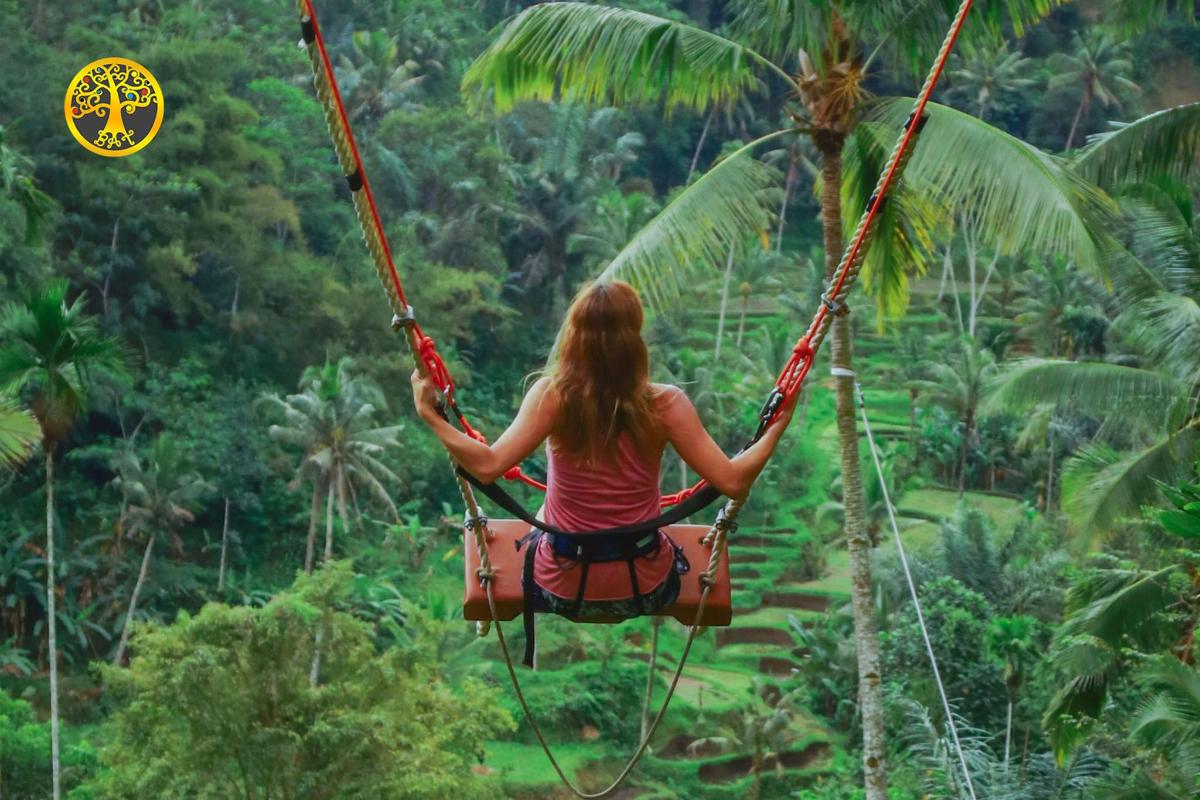 una mujer en una tirolesa en la jungla