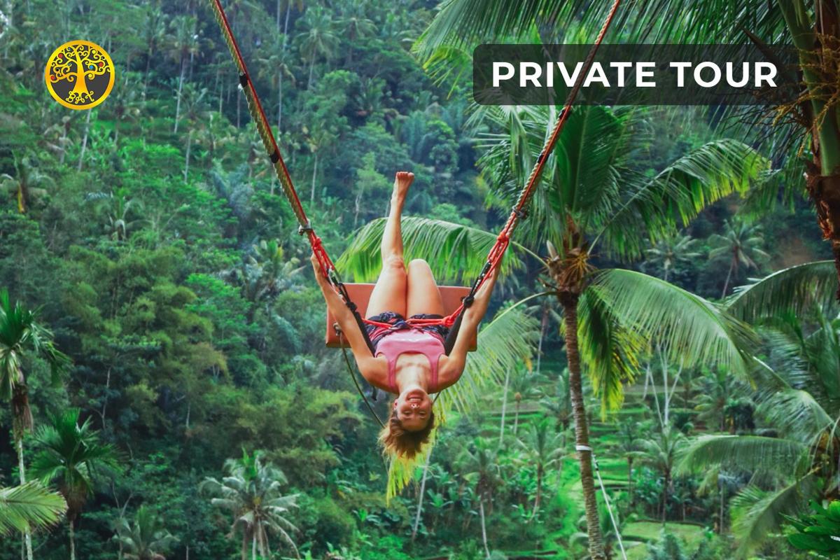 una dona que es balanceja en un gronxador de corda a la selva
