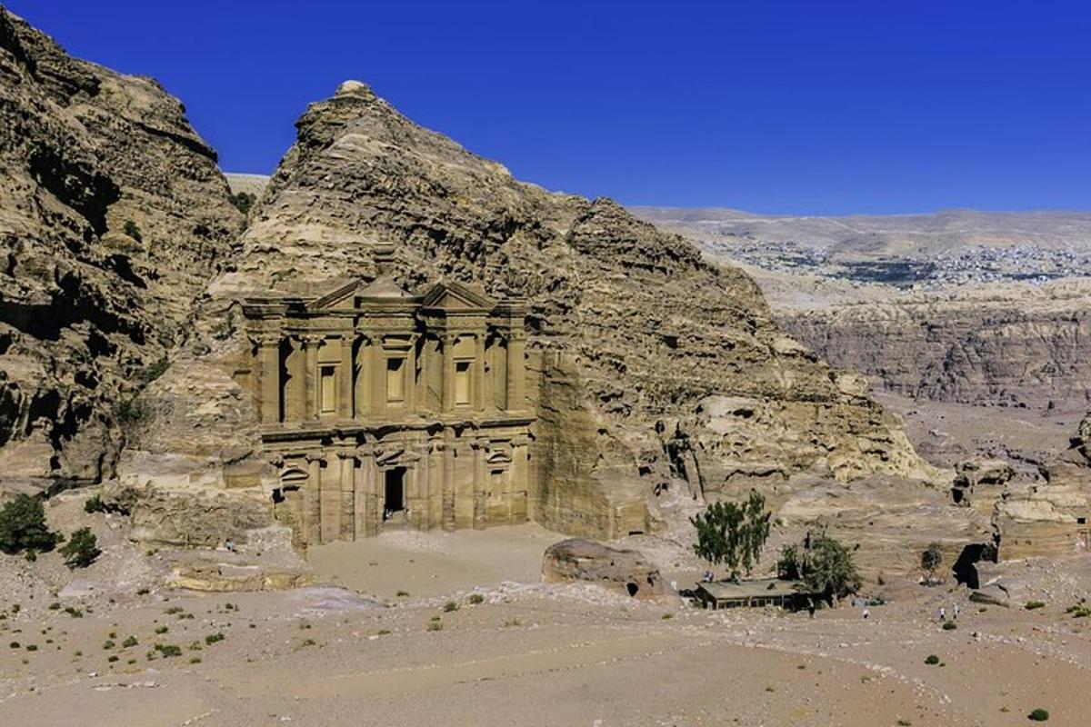 un vecchio edificio in pietra in mezzo a una montagna