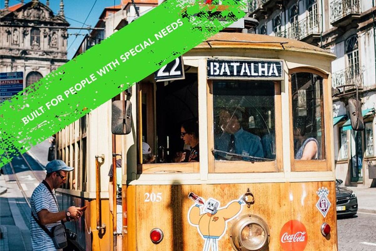 Un tranvía con gente viajando por la calle.