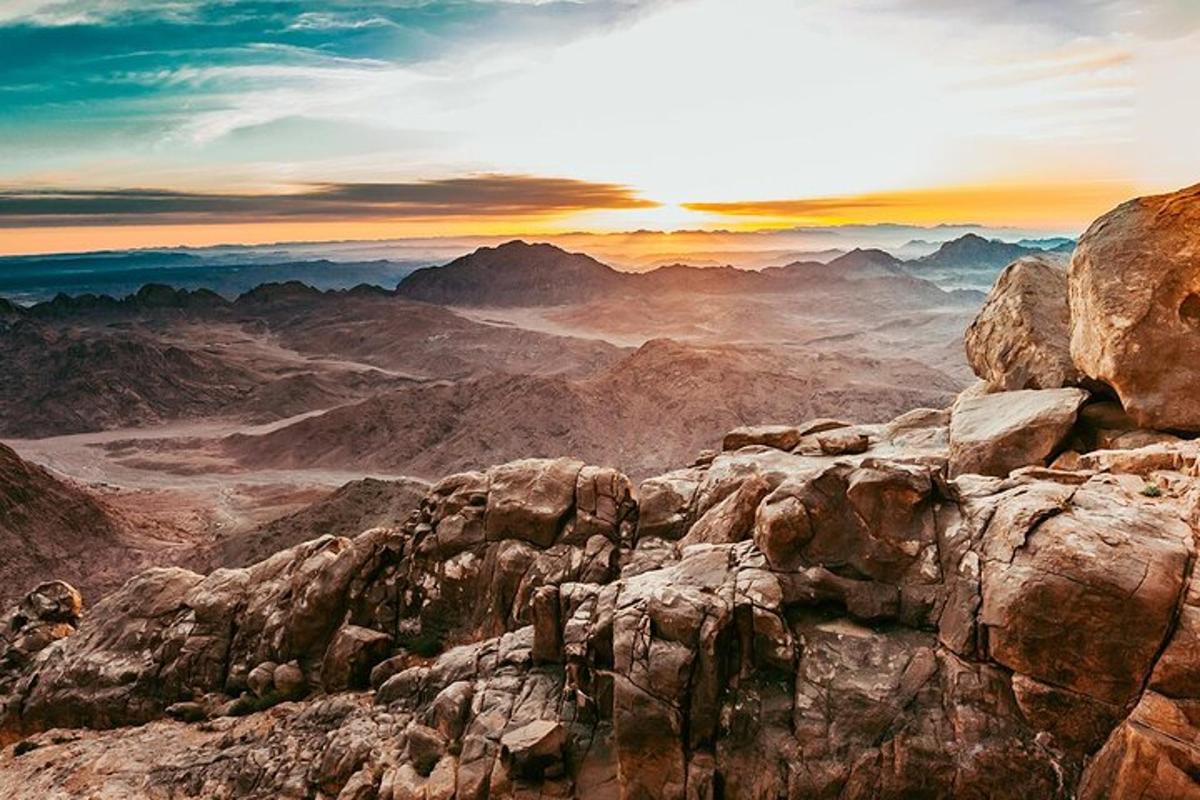 Una vista del desierto desde la cima de una montaña