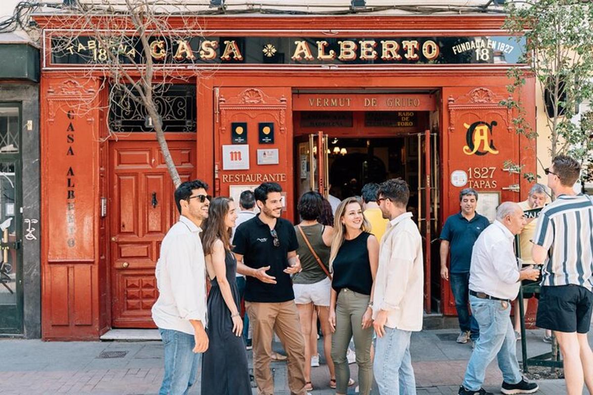 un gruppo di persone in piedi fuori da un ristorante