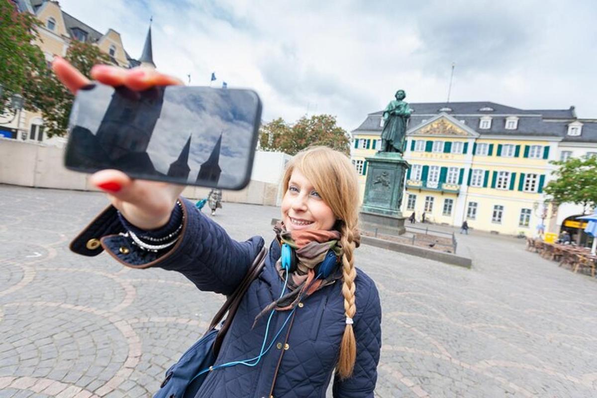 žena držící mobilní telefon ve vzduchu