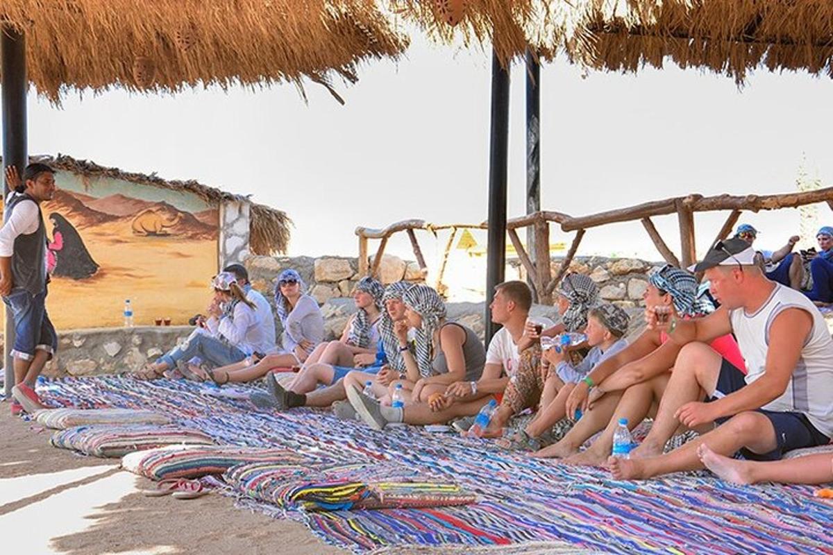 група људи који седе на плажи