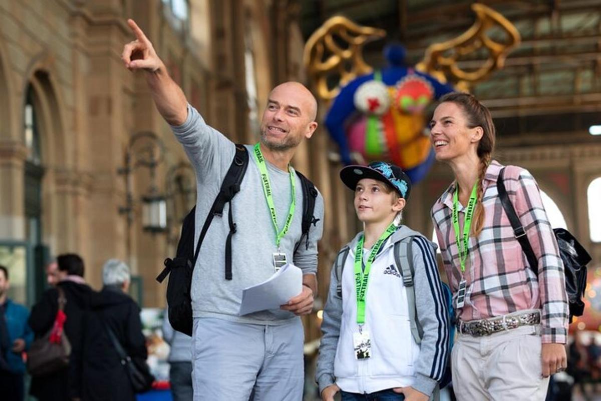 vīrietis un divas sievietes stāv blakus viens otram