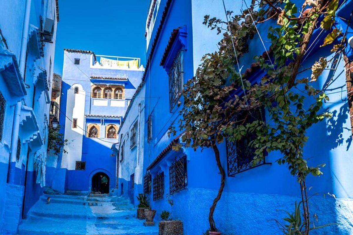 um beco na cidade azul de Chefchaouen