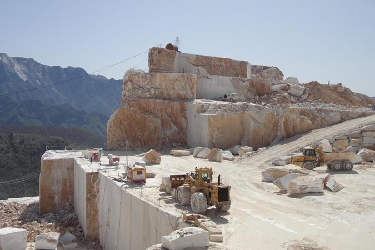 un cantiere con attrezzature edili su una montagna