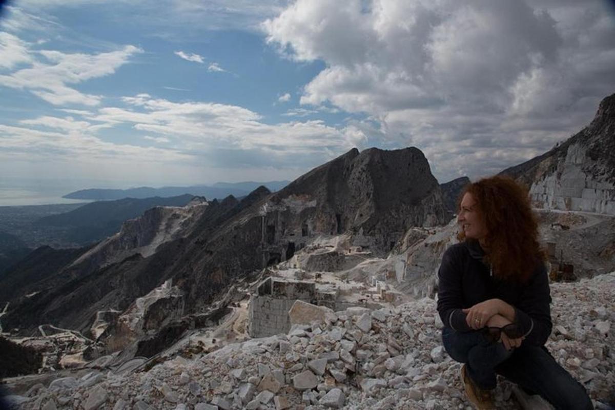 una donna seduta in cima a una montagna