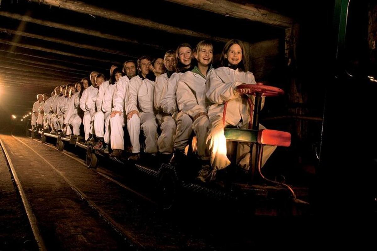 eine Gruppe von Menschen in weißen Uniformen sitzt in einem Zug
