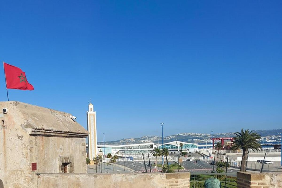 ένα παλιό κτίριο με μια κόκκινη σημαία στην κορυφή του