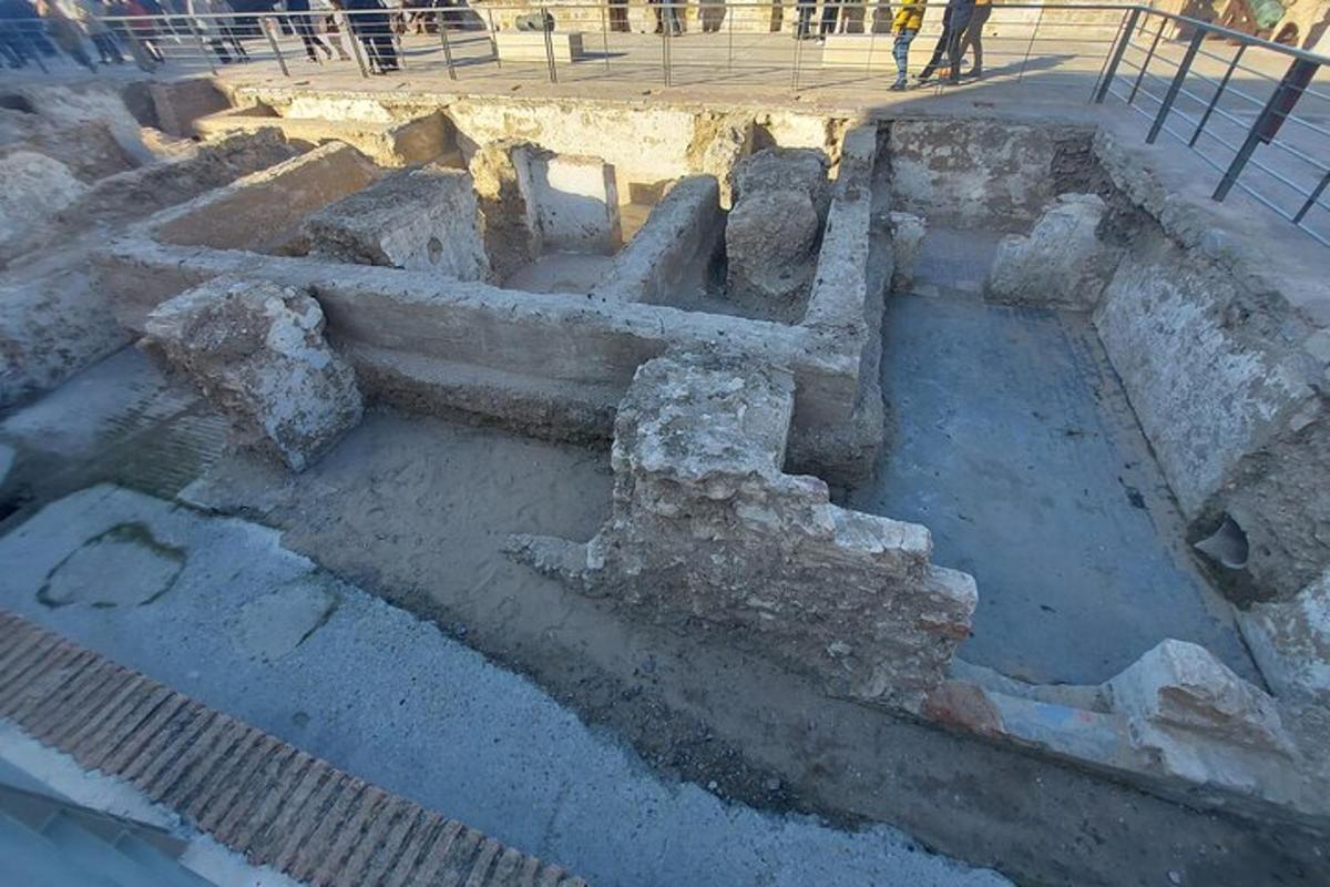αρχαία ερείπια με ανθρώπους να περπατούν στο βάθος