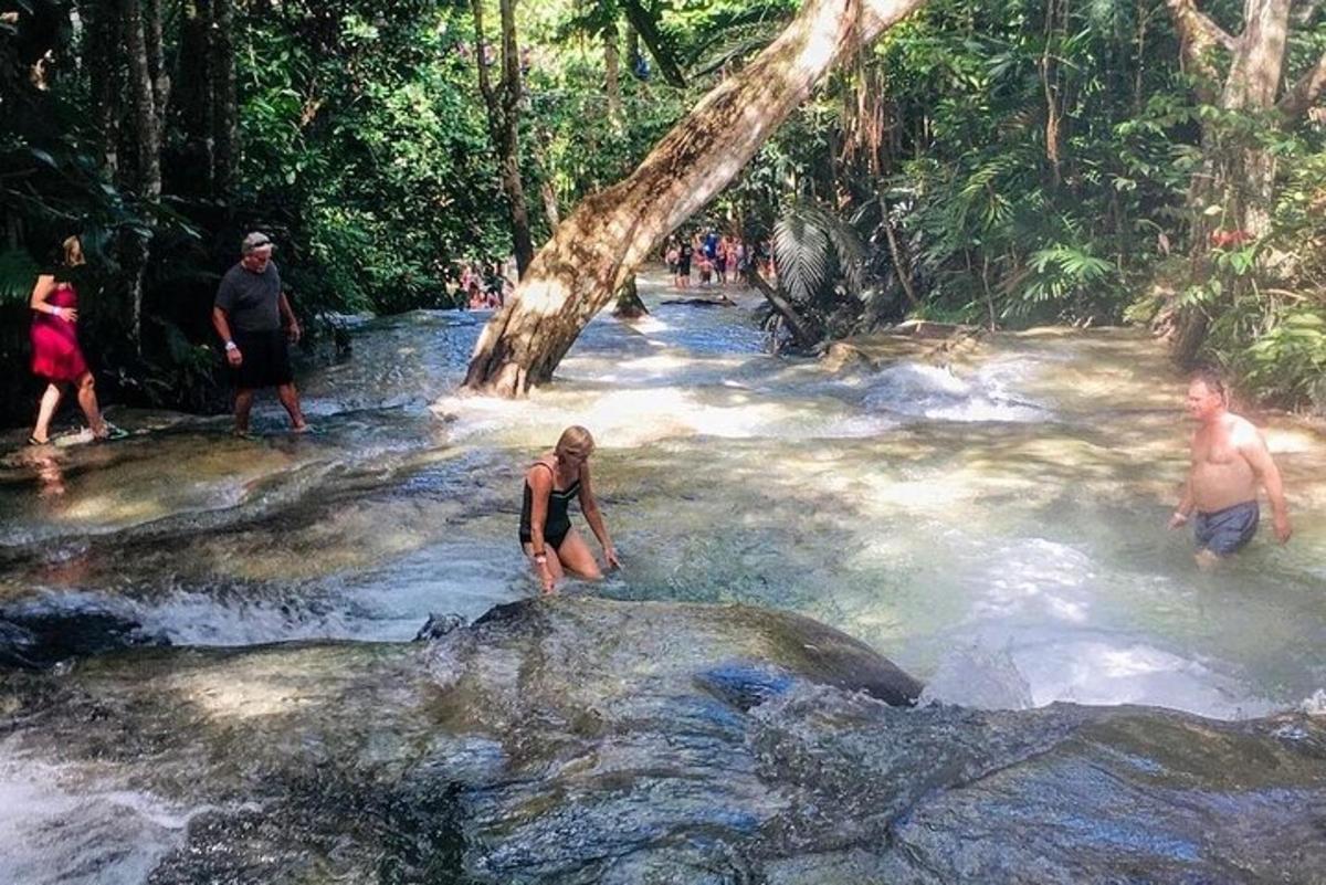 uma mulher sentada em uma pedra em um rio