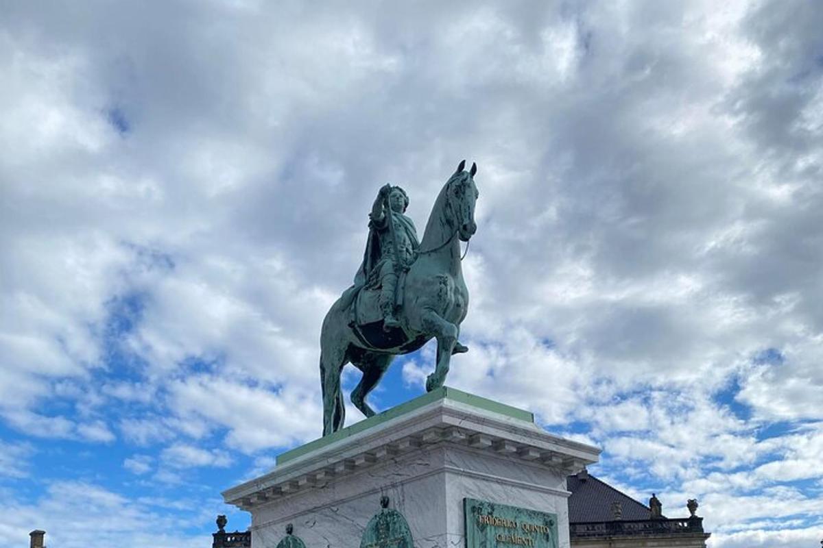una estatua de un hombre montado a caballo sobre un pedestal