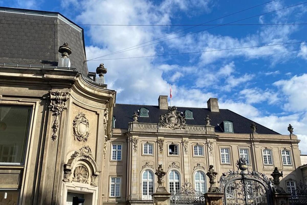 Un gran edificio con un cielo azul al fondo.