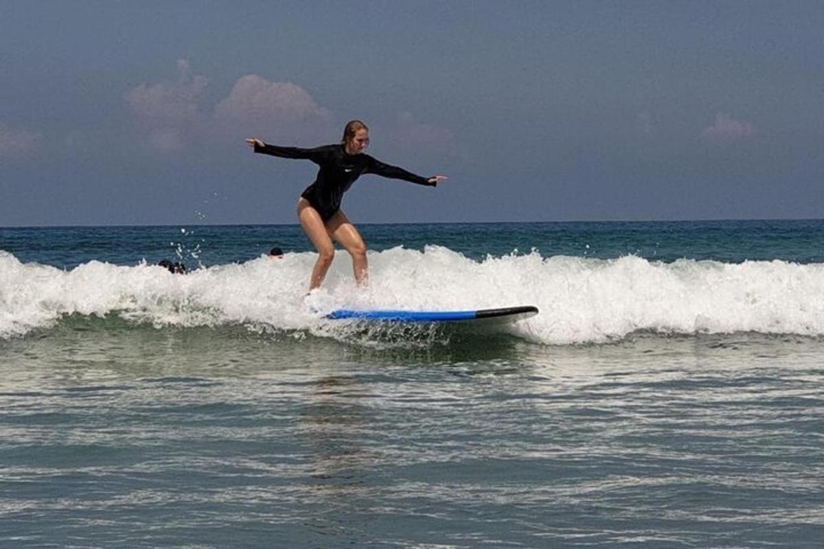 žena jazdiaca na vlne na surfovej doske v oceáne