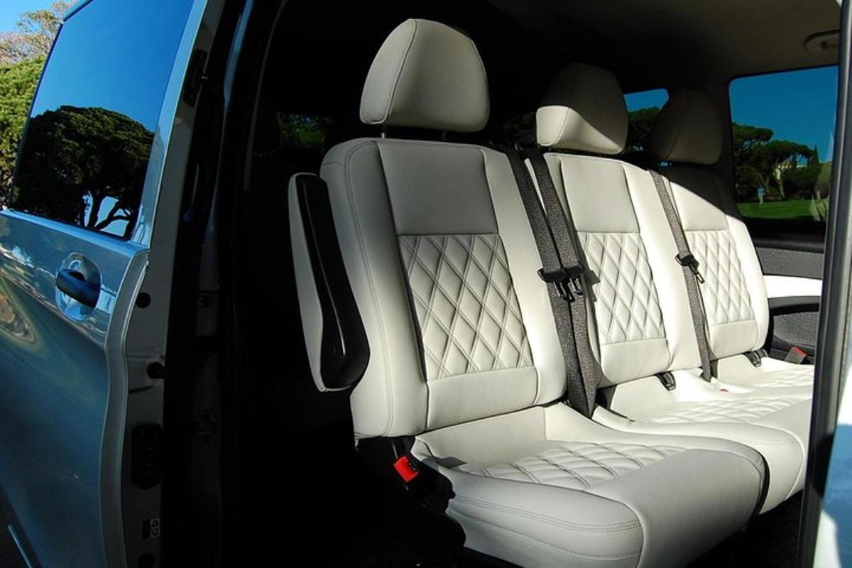 Un asiento trasero de un coche con los asientos traseros ktopangering