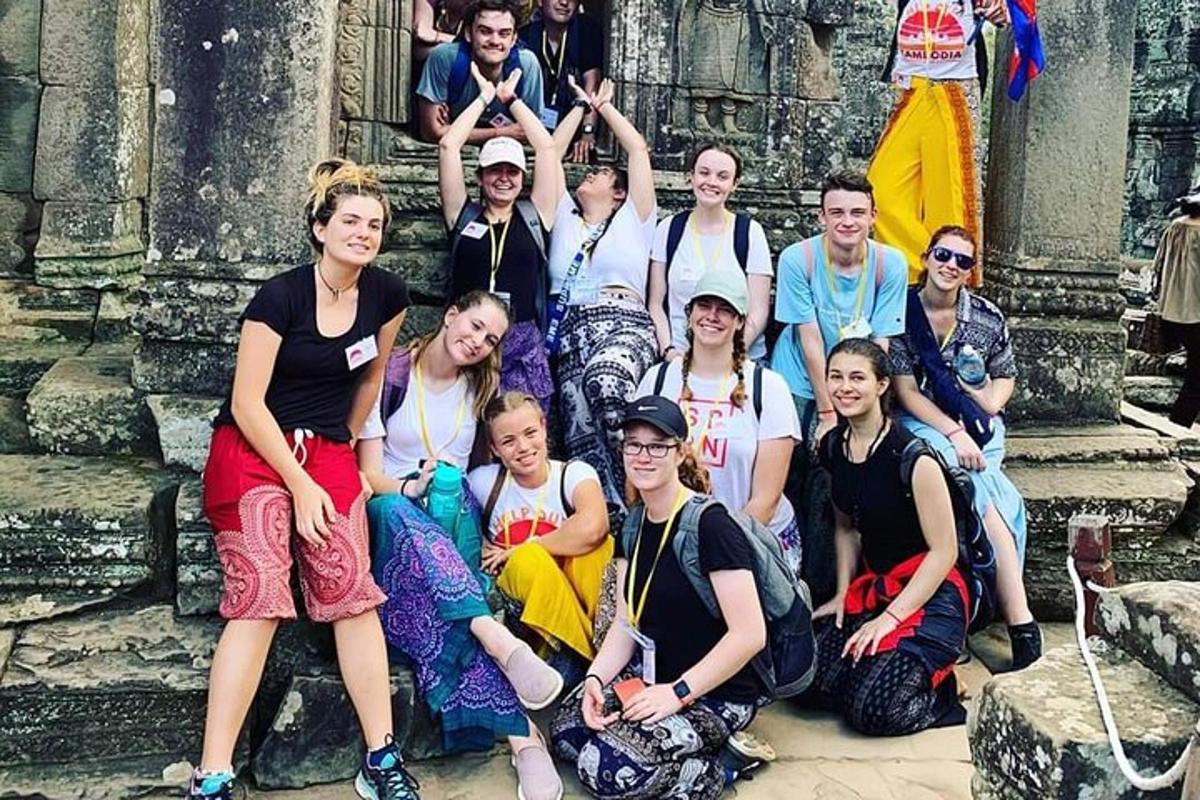 un grup de oameni care pozează pentru o fotografie în fața unei clădiri