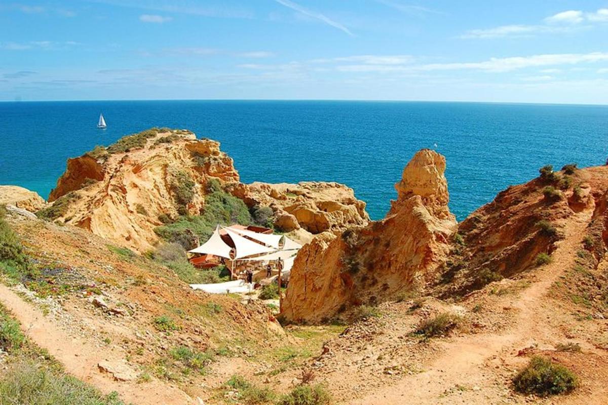 una casa en la ladera de un acantilado cerca del océano