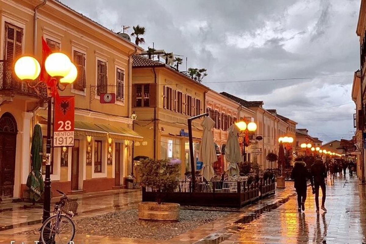 ένας δρόμος της πόλης με ανθρώπους να περπατούν στον δρόμο