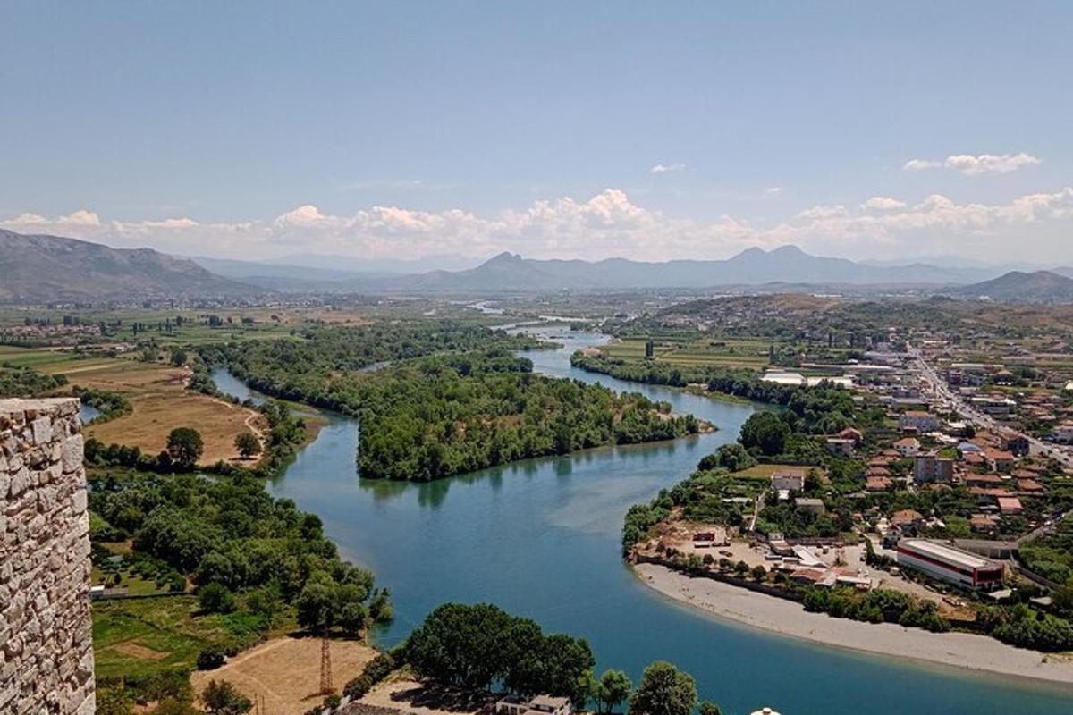 μια εναέρια άποψη ενός ποταμού με μια πόλη