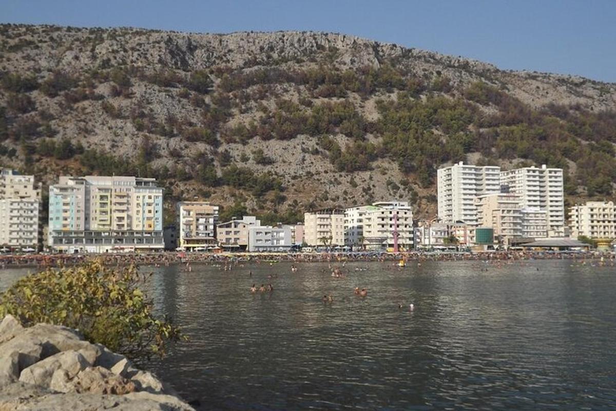 ένα μεγάλο υδάτινο σώμα με κτίρια και μια πόλη
