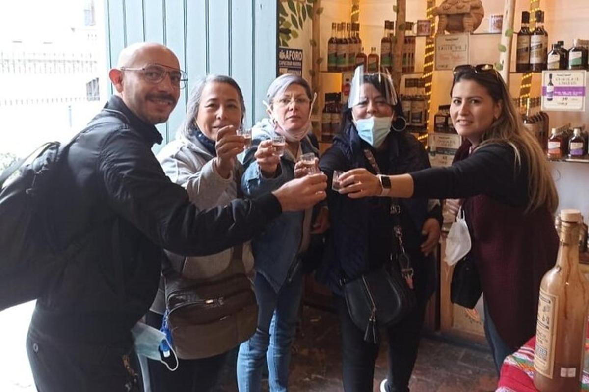skupina ljudi, ki pijejo vino v trgovini