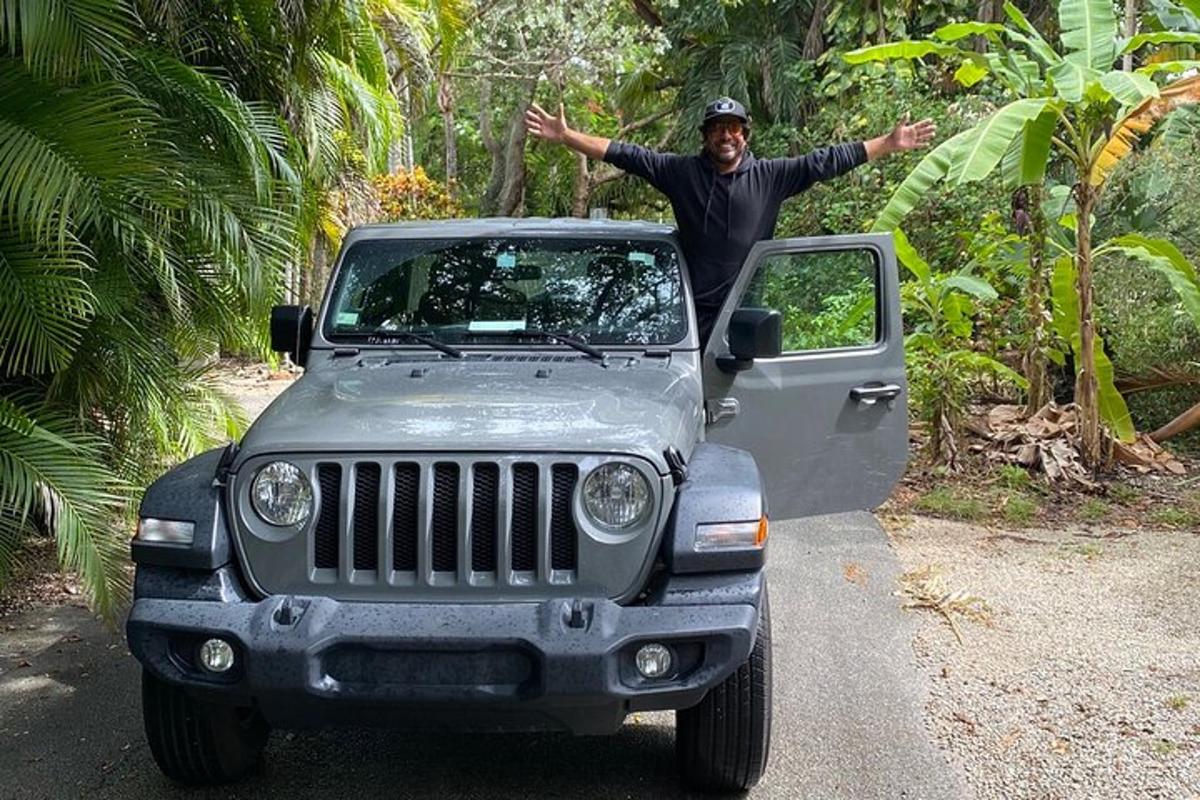 en mand, der står bag på en jeep