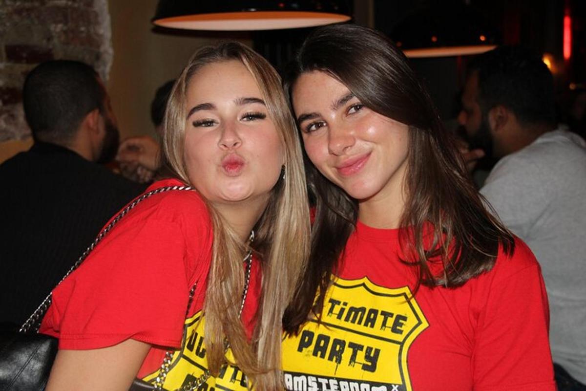 dues dones dempeus una al costat de l'altra en una festa