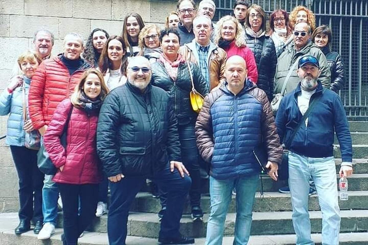 skupina lidí pózujících pro fotografii na schodech