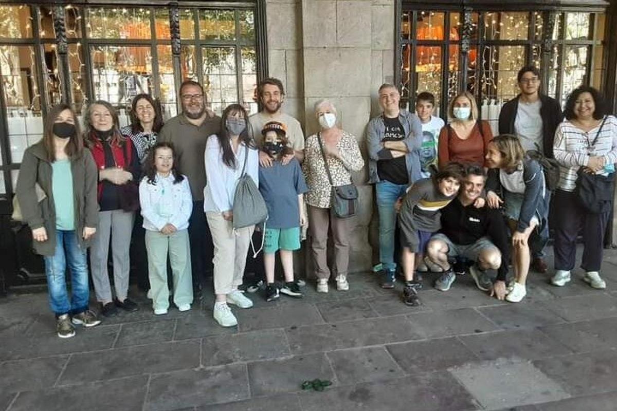 skupina lidí s rouškami pózujících pro fotografii