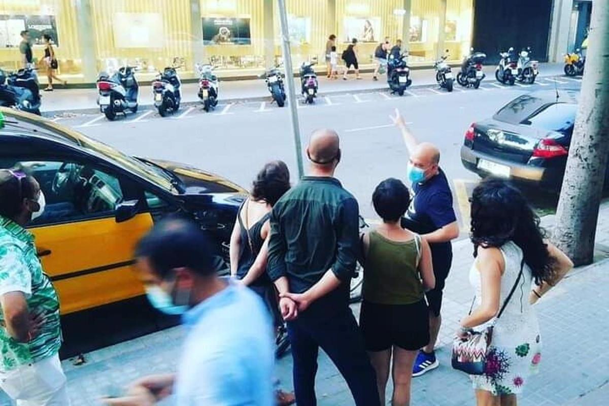 skupina lidí s rouškami stojící na ulici