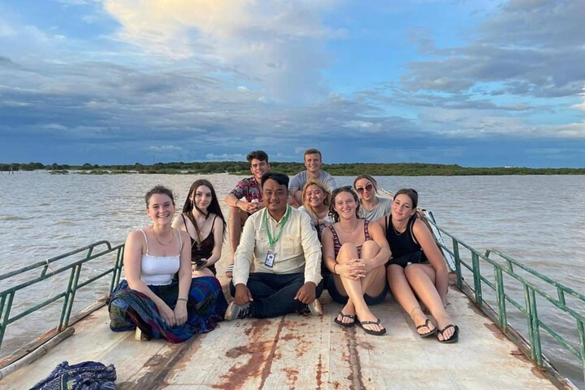 Un grupo de personas sentadas en un barco en el agua.