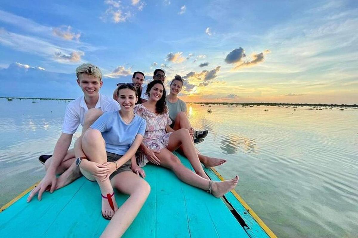 Un grupo de personas sentadas en una balsa en el agua.