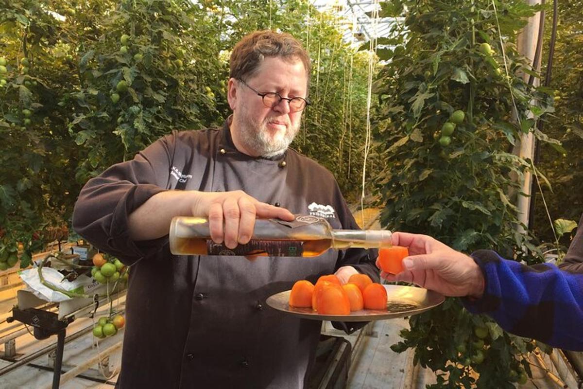 en mann som skjærer appelsiner på en tallerken med en kniv