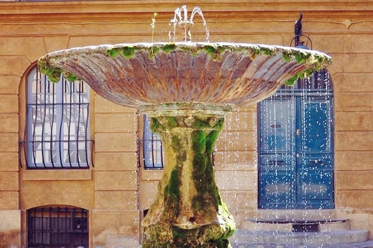 una fontana d'acqua davanti a un edificio