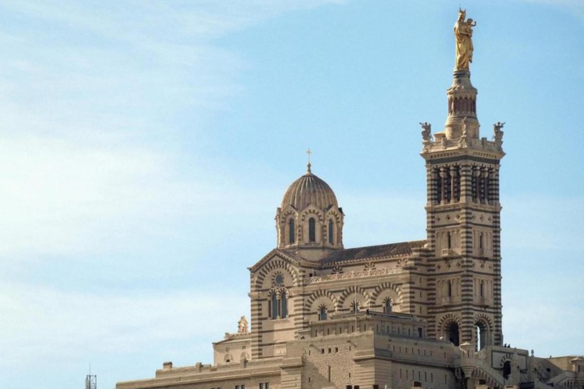 un edificio con una statua in cima