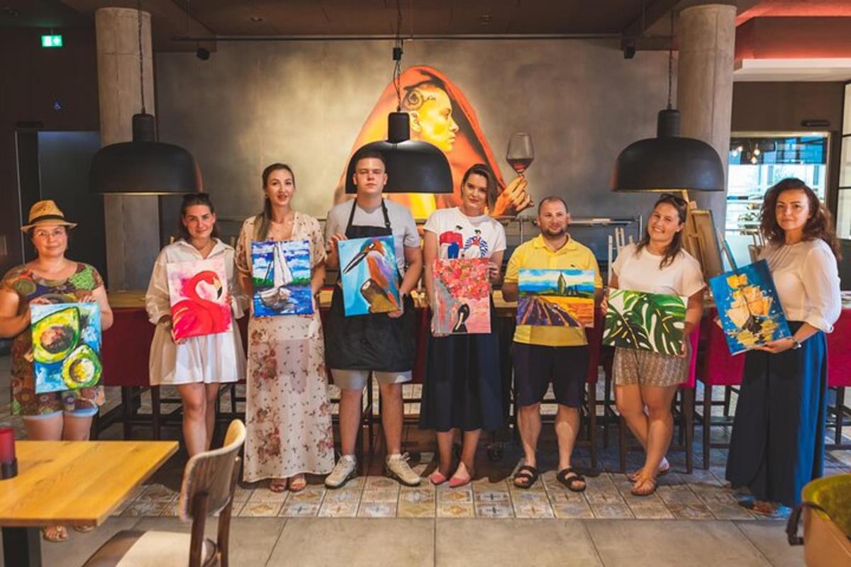 Un grupo de personas posando para una foto en un restaurante.