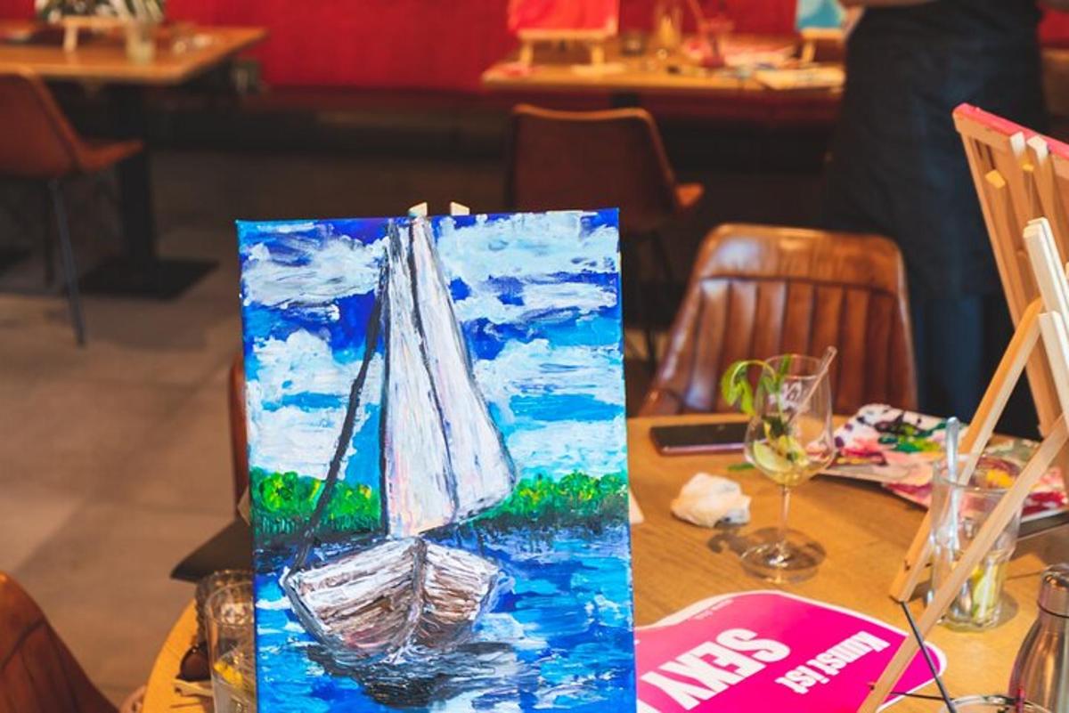 Un cuadro de un velero sobre una mesa.