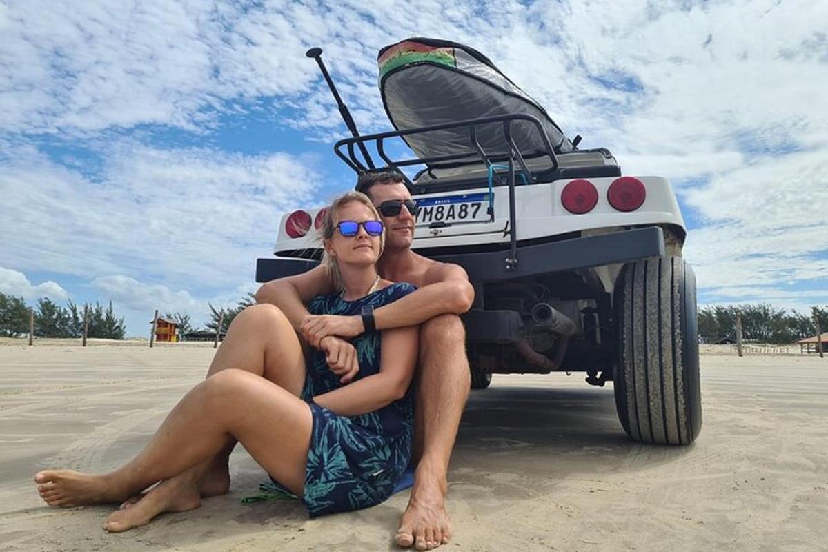 un uomo e una donna seduti davanti a un'auto