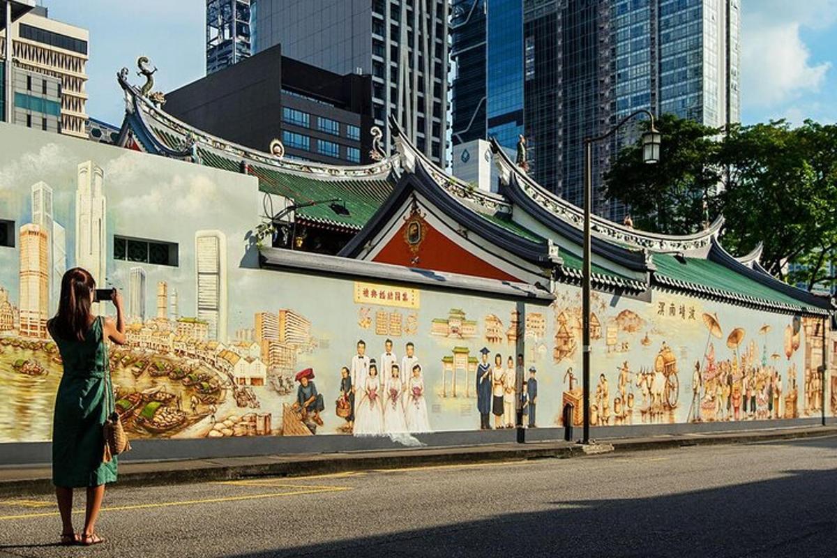 una dona fent una foto d'un mural en un edifici