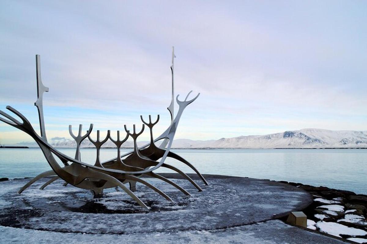 metallskulptuur paadi kujust veekogul