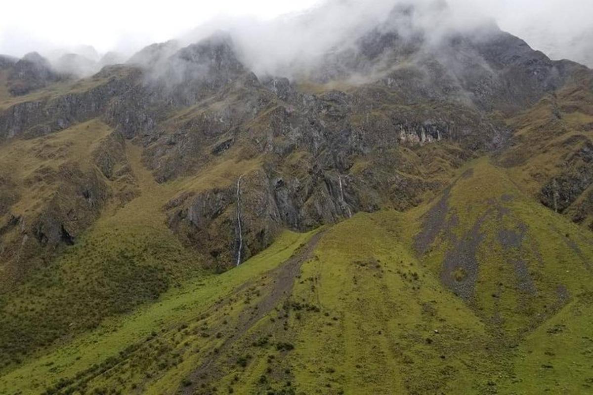 pemandangan udara gunung dengan awan di atasnya