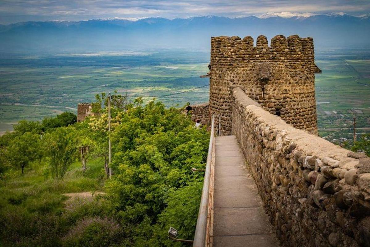 egy kőfal, ahonnan kilátás nyílik a vidékre