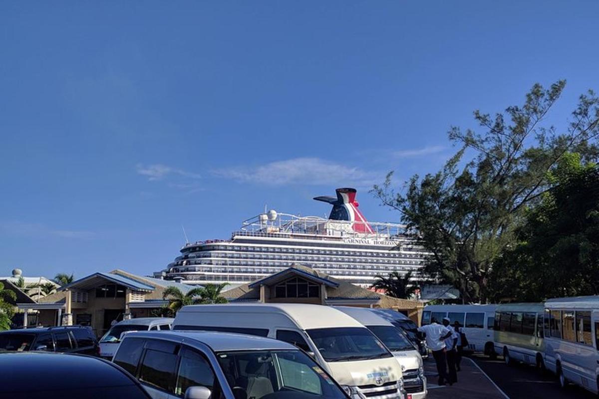 sebuah kapal persiaran diletakkan di tempat letak kereta