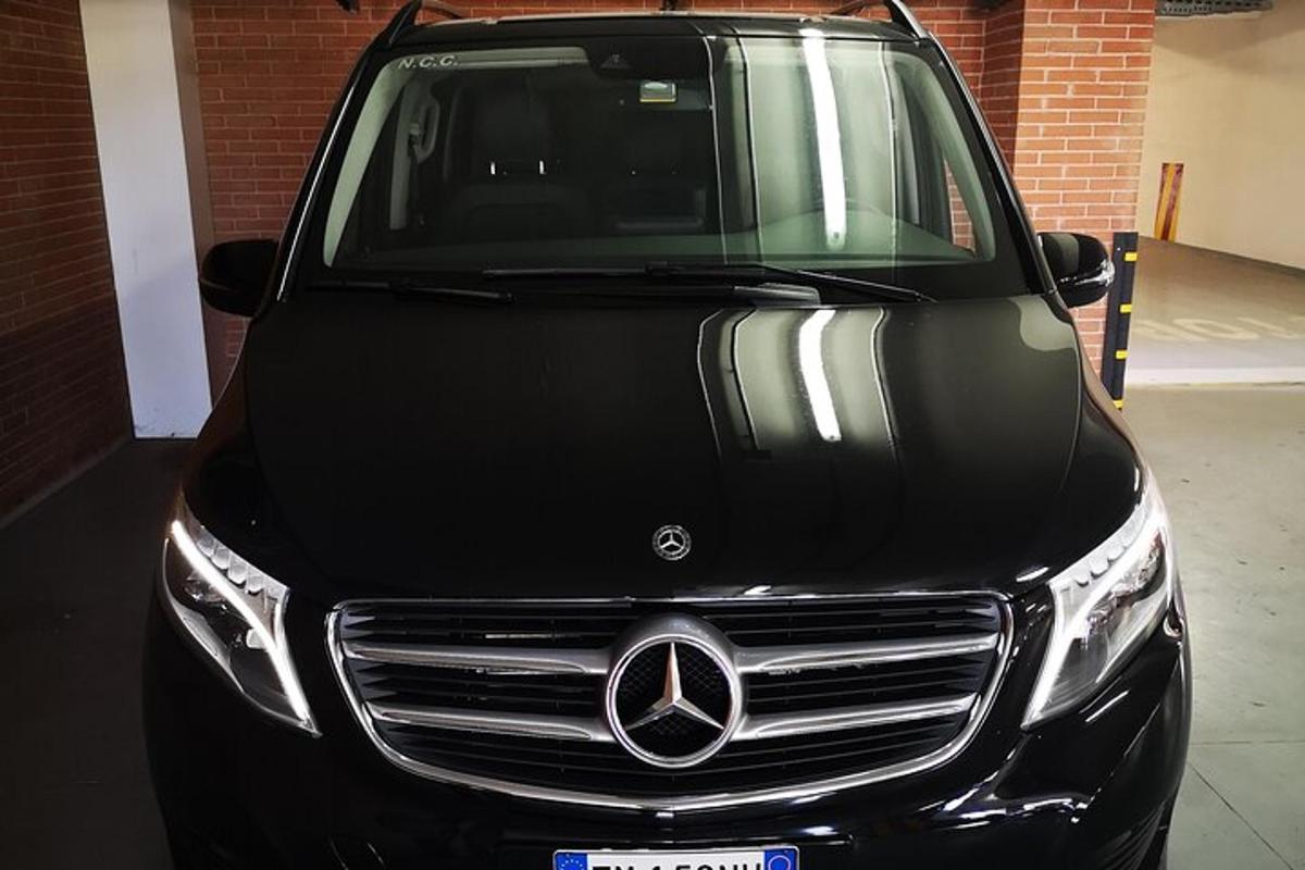 must Mercedes-Benzi auto pargitud garaažis